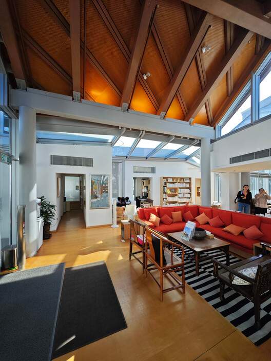 静谧中的希望：探访弗兰克·盖里设计的香港玛吉中心 - 4 的图像 25