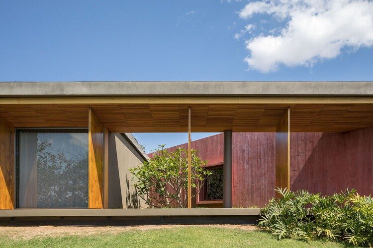 不止于灰：15 个探索红色色素混凝土的项目 - 26 的图像 32