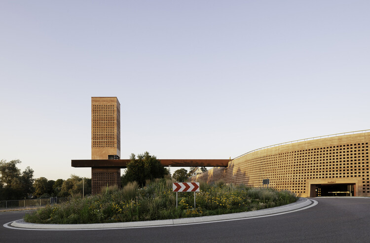 不止于停车：12 个重塑城市空间的停车楼项目 - 1 的图像 31