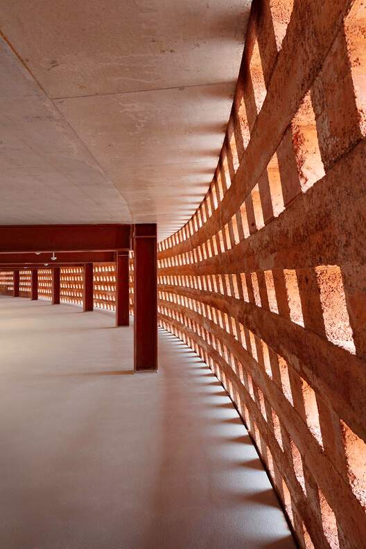 不止于停车：12 个重塑城市空间的停车楼项目 - 12 的图像 31