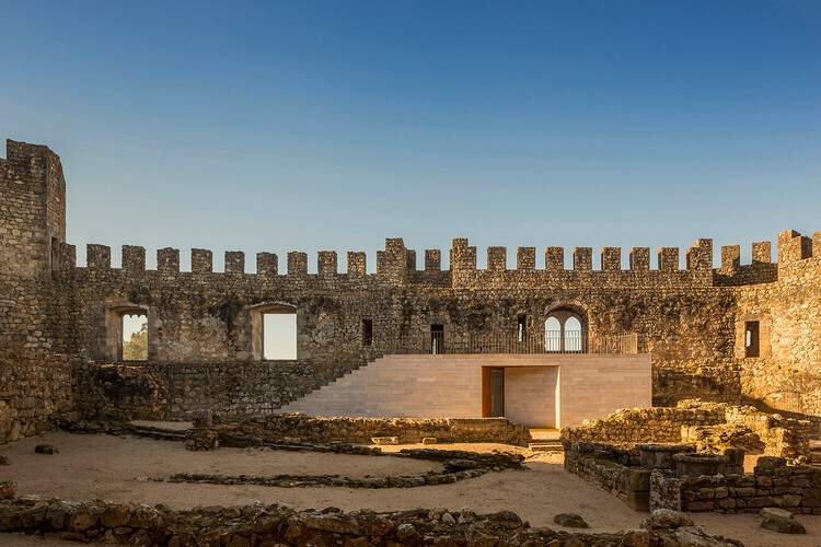 城墙之上：21 项对城堡与堡垒的当代改造干预 - 18 的图像 30